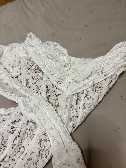 Бяла дантелена рокля с паднал ръкав