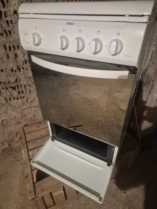 Vând aragaz cu 4 ochiuri și cuptor pe gaz