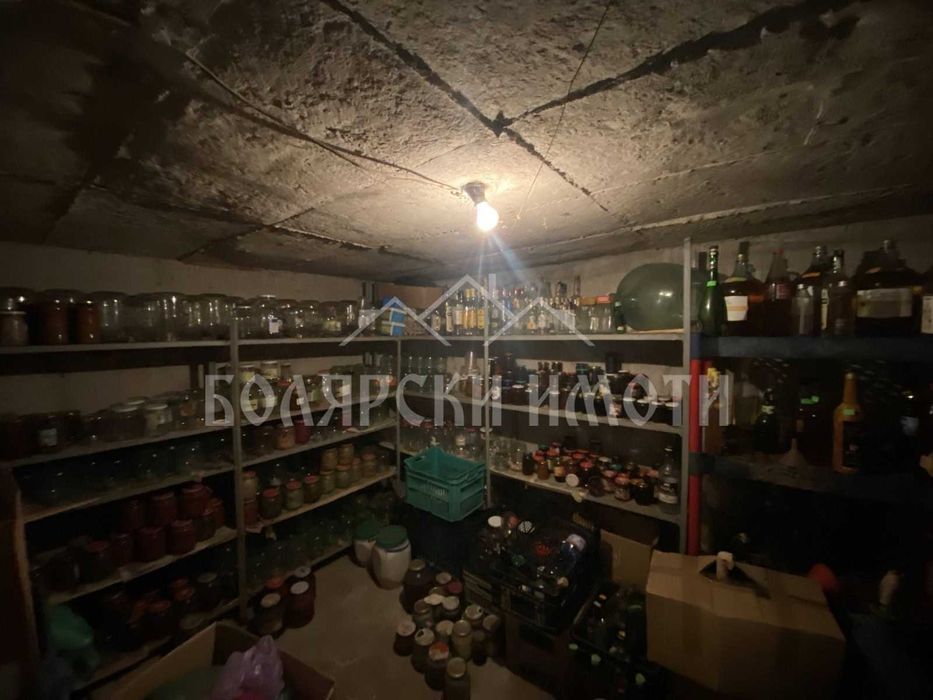 Масивна къща с гараж в с. Самоводене