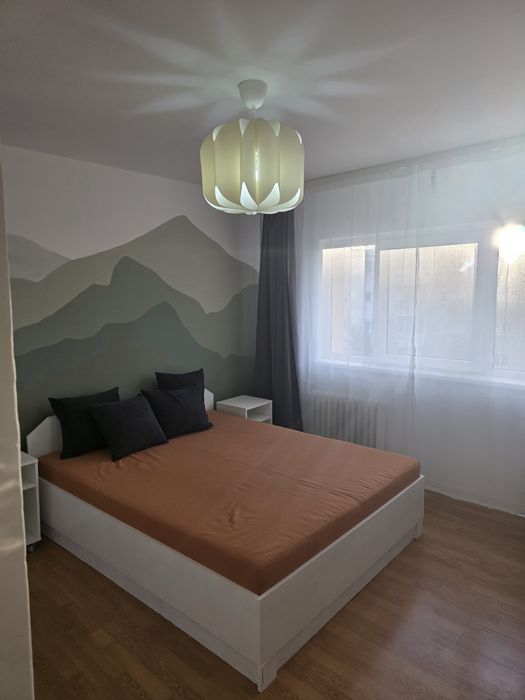 Inchiriez apartament 2 camere, decomandat, balcon, proaspat renovat, mobilat, utilat Arad, zona Aradul Nou vizavi de Gara, bloc reabilitat.
