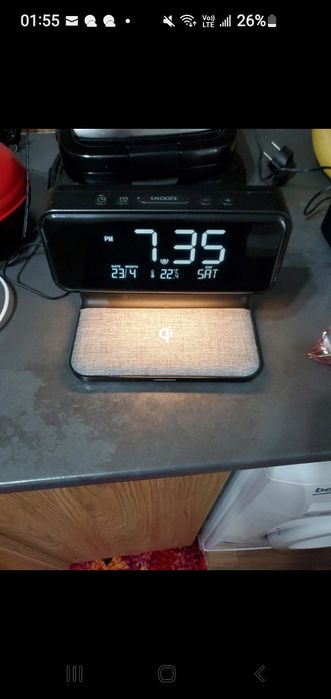 Ceas deșteptător digital cu încărcare wireless.