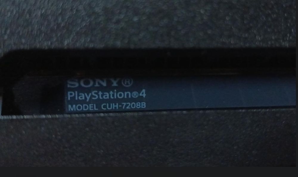 Продам PlayStation 4 Pro 1TB (CUH-7208B) + 3 геймпада DualShock 4