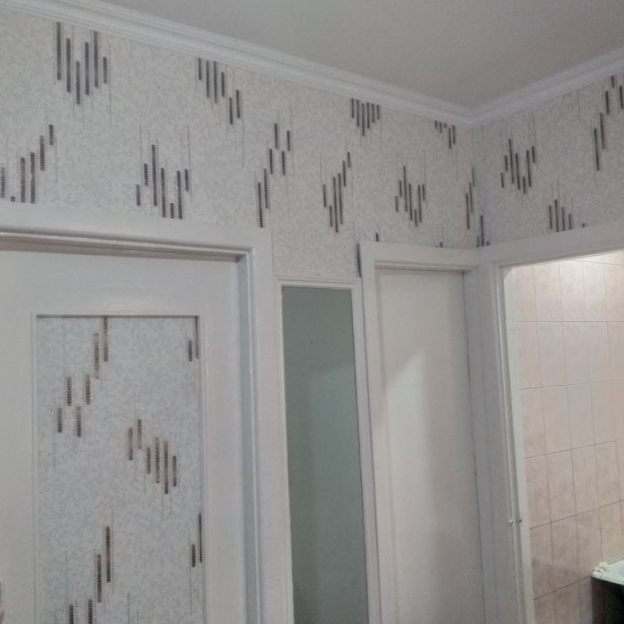 Навои шахри марказида 2 хонали квартира 3 хона килинган сотилади