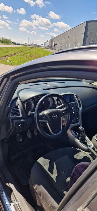 Vând Opel astra j