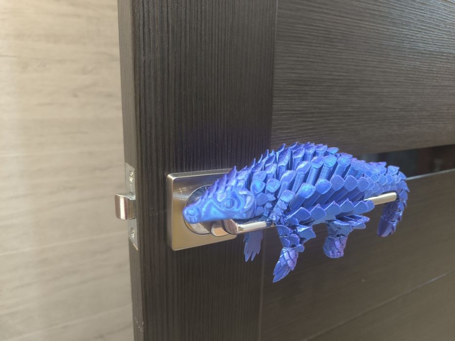 Продается гибкая игрушка панголин.