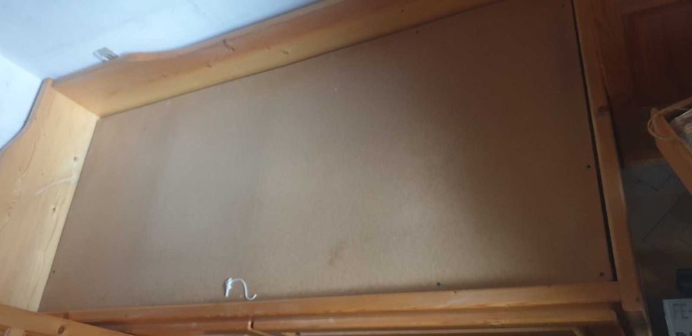Продавам дървено легло