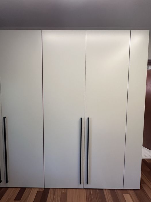 Продавам гардероб МДФ с боя мат и интериор естествен фурнир