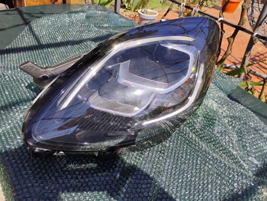 Vând far stânga față, Ford Puma Titanium Hybrid