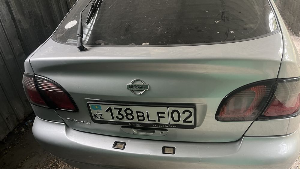 Машина Nissan Primera,