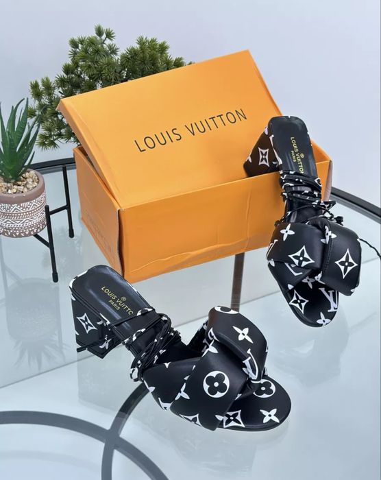 Продам босоножки новые