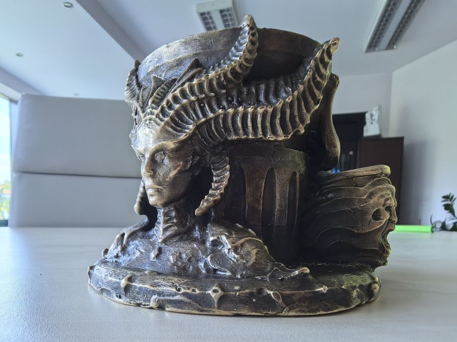 Бронзов Свещник, Уникат,