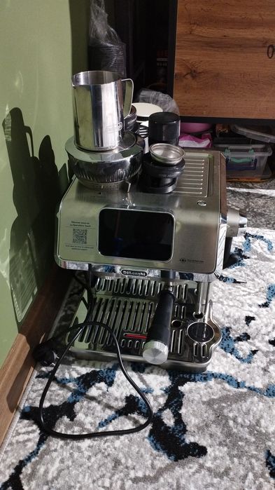 Продаётся кофемашина DeLonghi  EC9455M