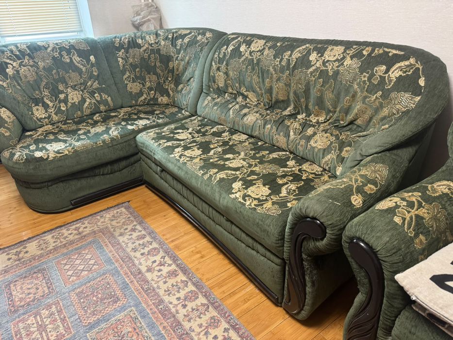 Срочно продаем угловой диван