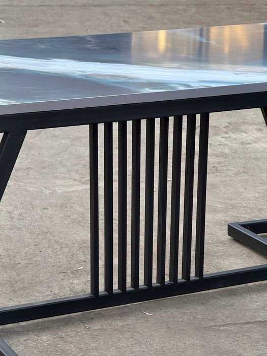 Журнальный столик с черным металлическим каркасом