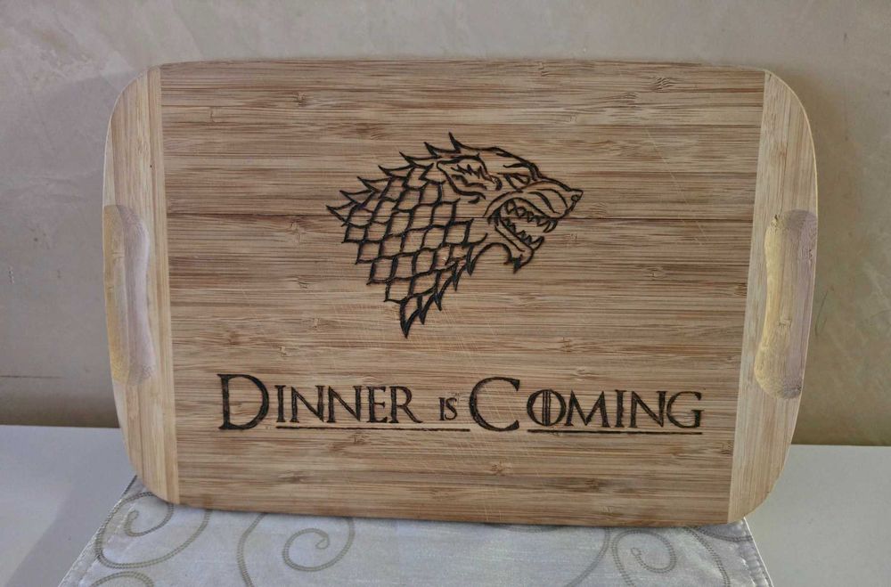 Game of Thrones кухненска дъска – „Dinner is Coming“ – гравирана