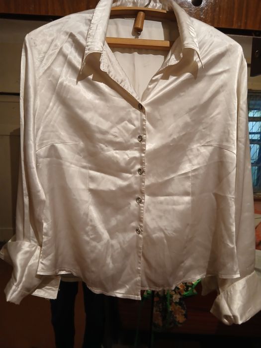 Офисные белые нарядные  блузки с пуговицами.