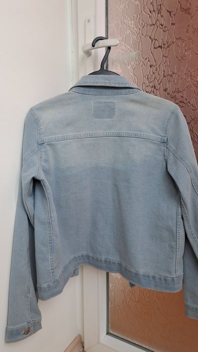Vând Geacă originală Levi’s din denim, fete 13 ani
