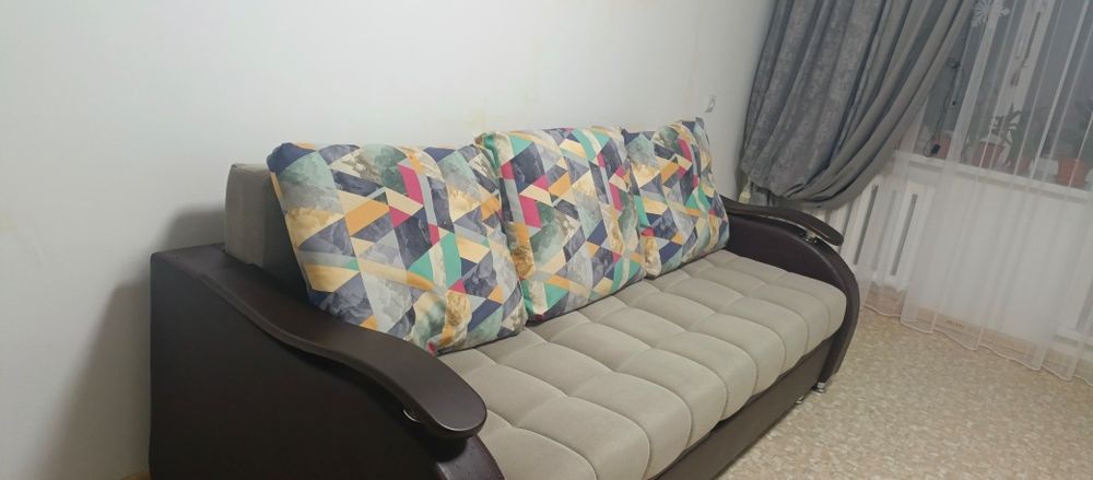 Продам срочно диван раскладной торг уместен