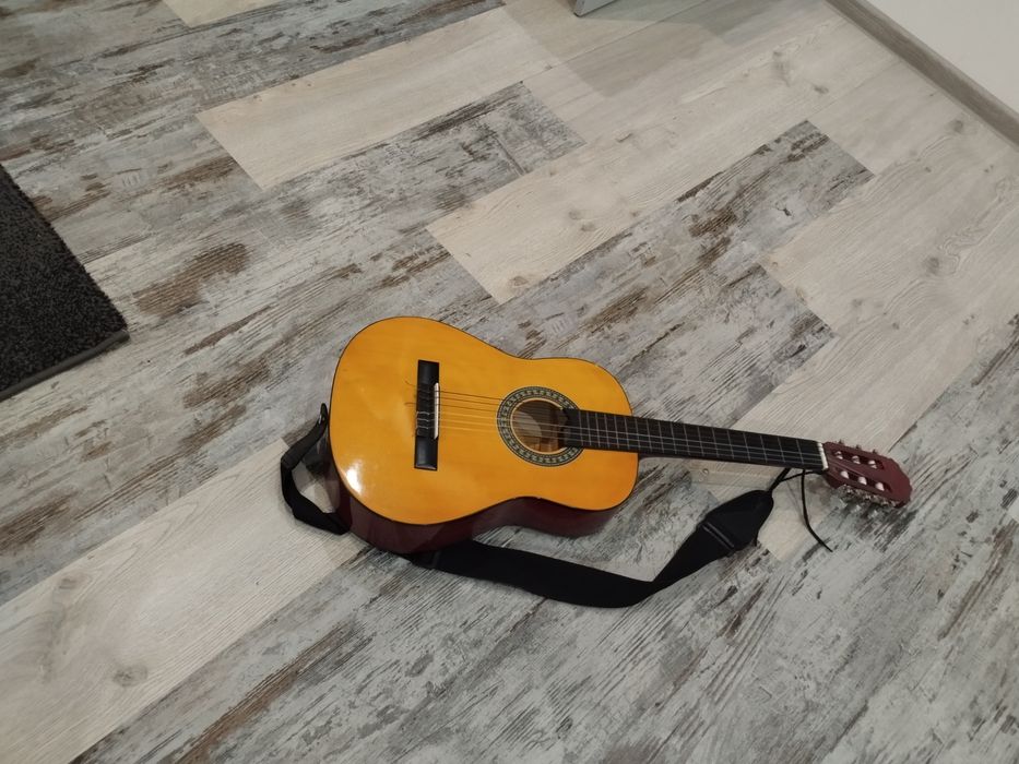 Продавам класическа китара