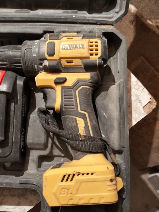 Шуруповерт марки DeWalt