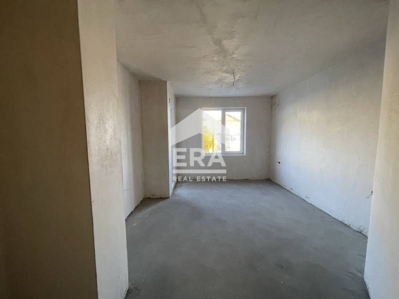 Тристаен апартамент за продажба, с голяма дневна, в новопостроена сгра