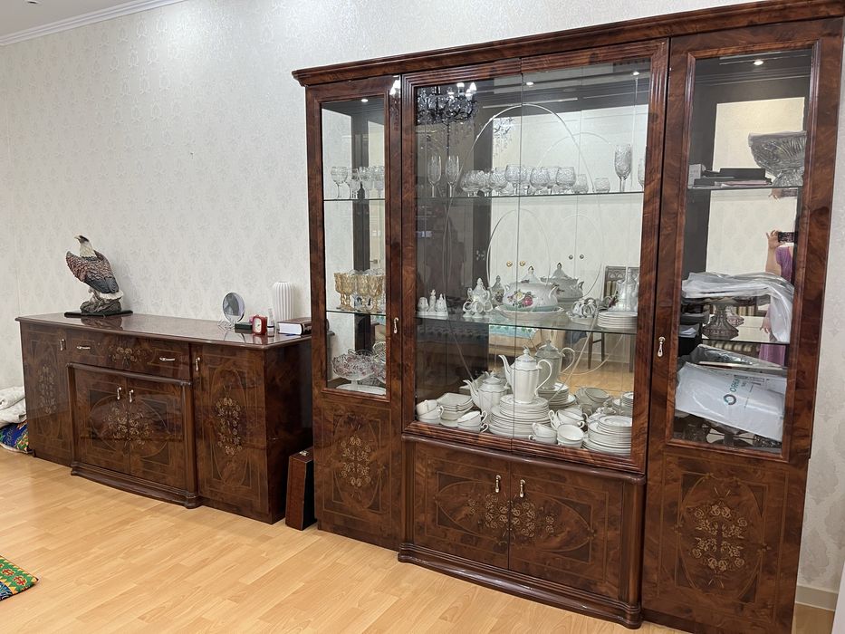 Продаётся гарнитур для гостиной (сервант, стол, комод)