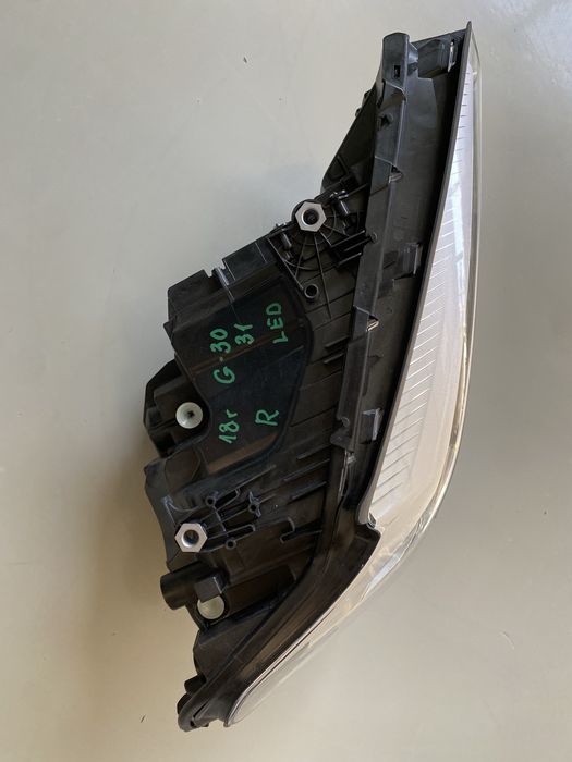 Чисто нов десен фар за bmw g30/бмв г30/led/гол без баласти/