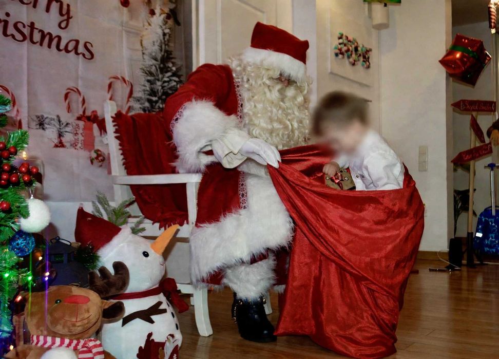 Moș Crăciun Premium – Costum impecabil, Voce Caldă, 20 Ani Experiență