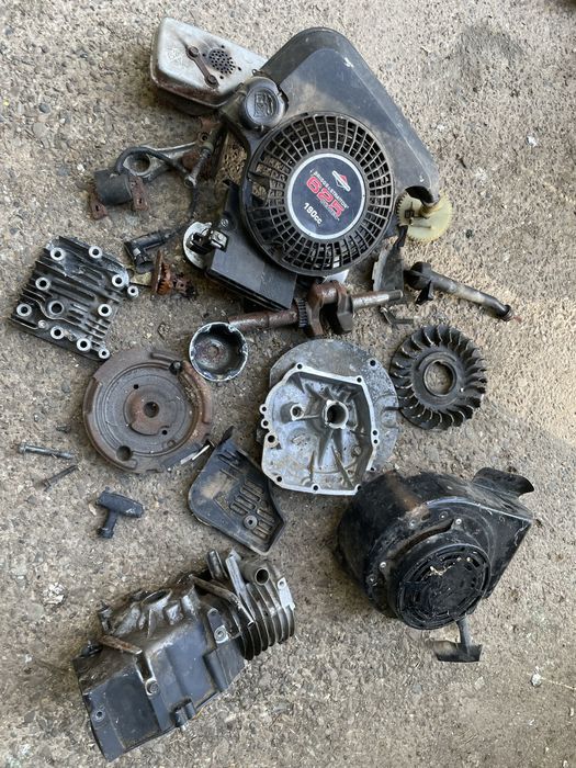 Dezmembrez motor BRIGGS&STRATTON