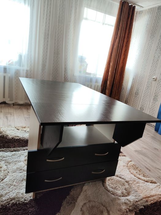 Коричневый раскладной стол