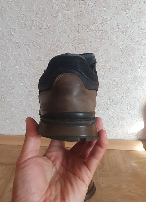Продам кросовки из натуральной кожи