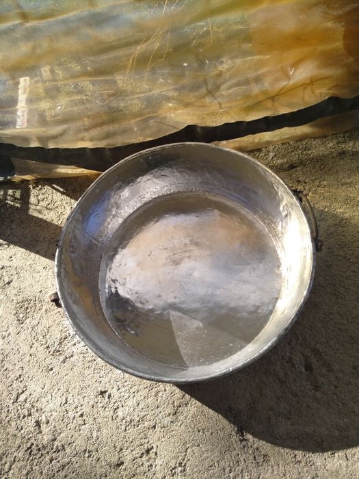 Продавам огромна масивна медна тава тежка и масовна Уникална