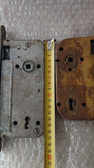 Стари брави.Двете са здрави.Другите две за части.