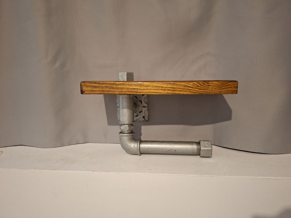 Дизайнерска поставка за тоалетна хартия или хавлиена кърпа за ръце – естествено дърво и индустриален стил