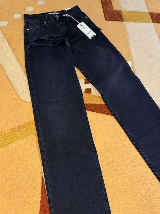 Чисто нови черни дънки