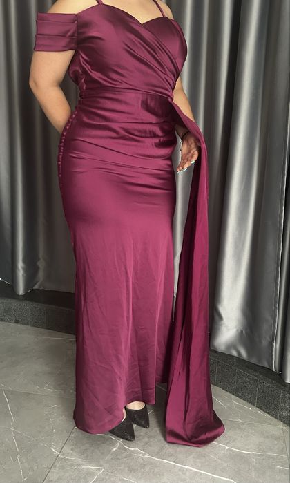 Винено червена официална рокля .