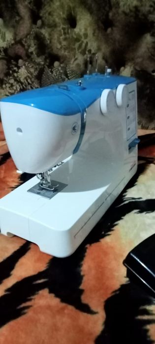 Продам швейную машинку