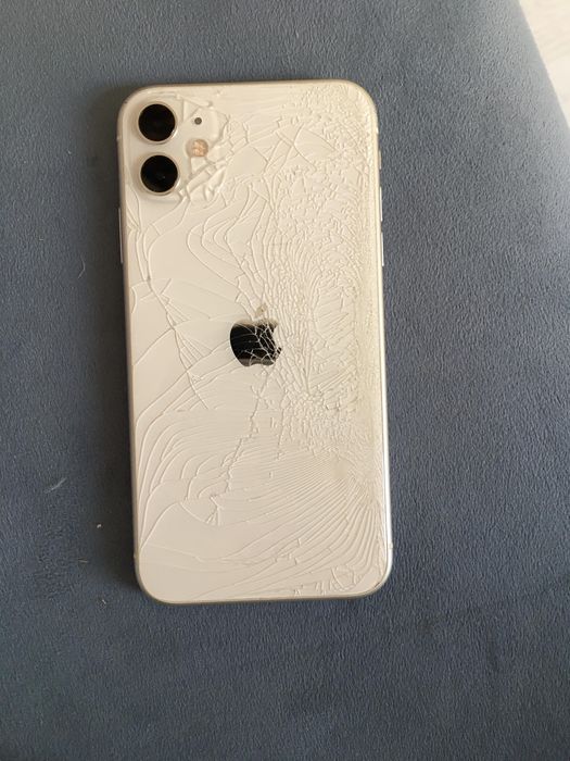 IPhone 11 в среднем состояние  оригинал EAC