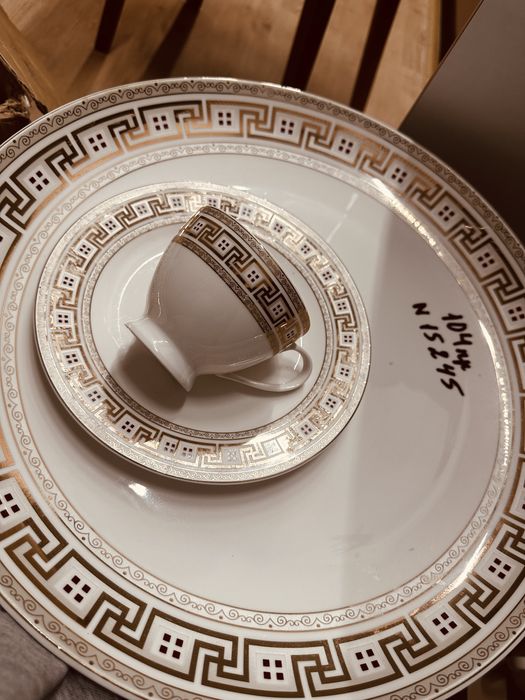 Посуда из 104 предметов