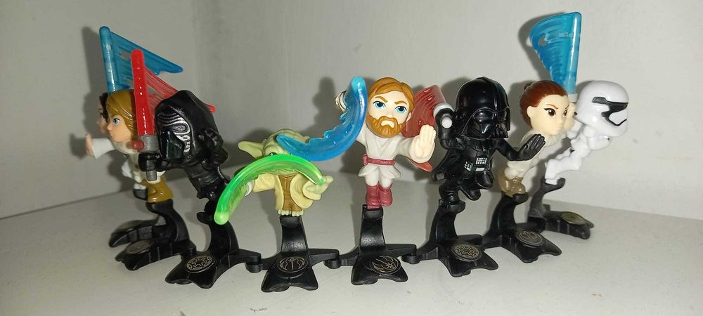 Vând jucării ou kinder STAR WARS