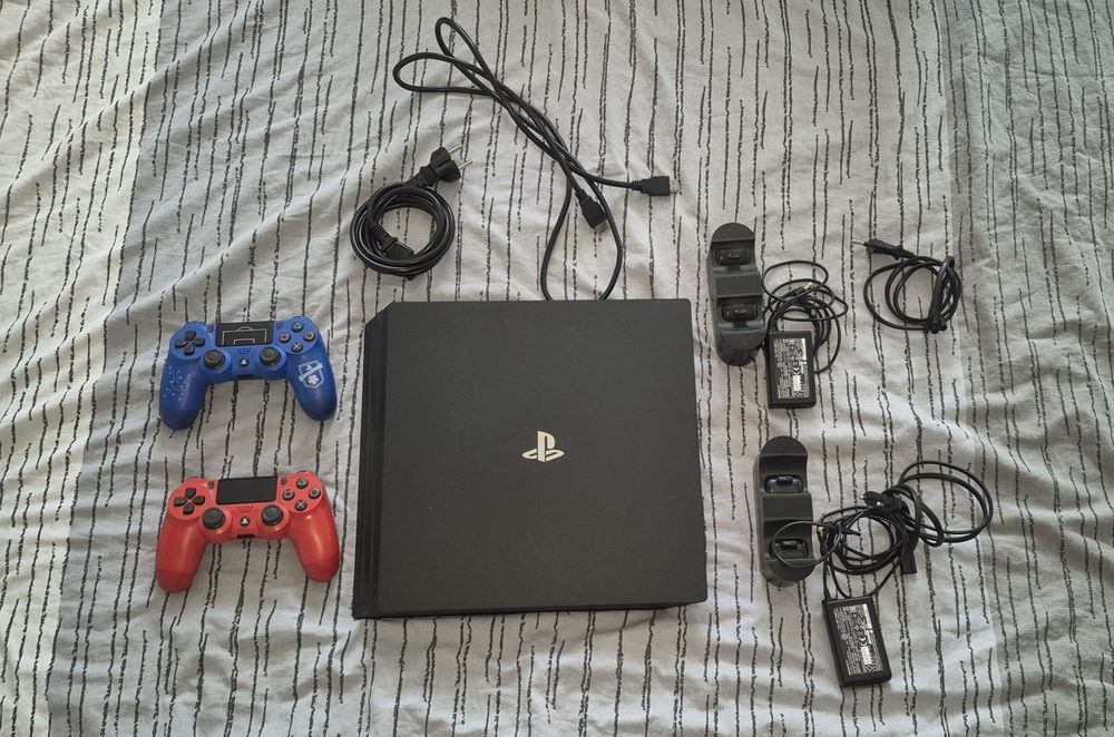 PS4 Pro, 1 ТБ с 2 зарядни станции и 2 джойстика