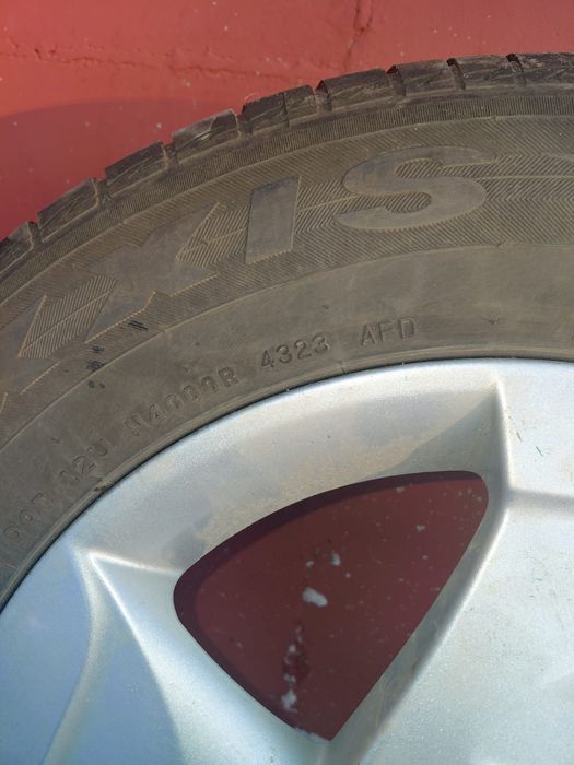 Продам летнюю резину с дисками