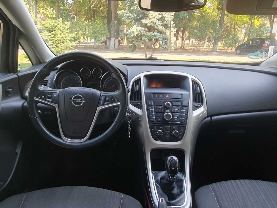 Opel Astra J Hatchback, 2011, 1.6 benzina aspirat, km reali - istoric