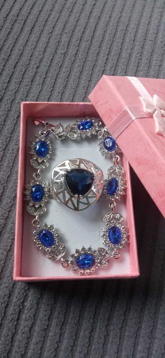 Нов, елегантен, дамски,сребърен комплект в подаръчна кутия.