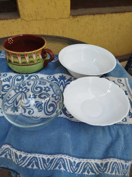 Vand vesela: farfurii, platouri, pahare, carafe, ghivece