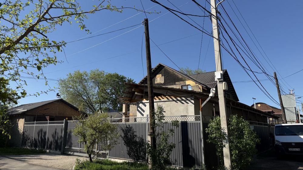 Дом, 9.4 соток земли, несколько пристроек