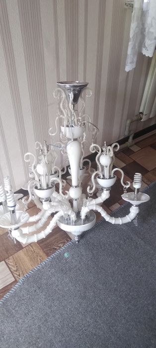 Люстра  очень  красивая