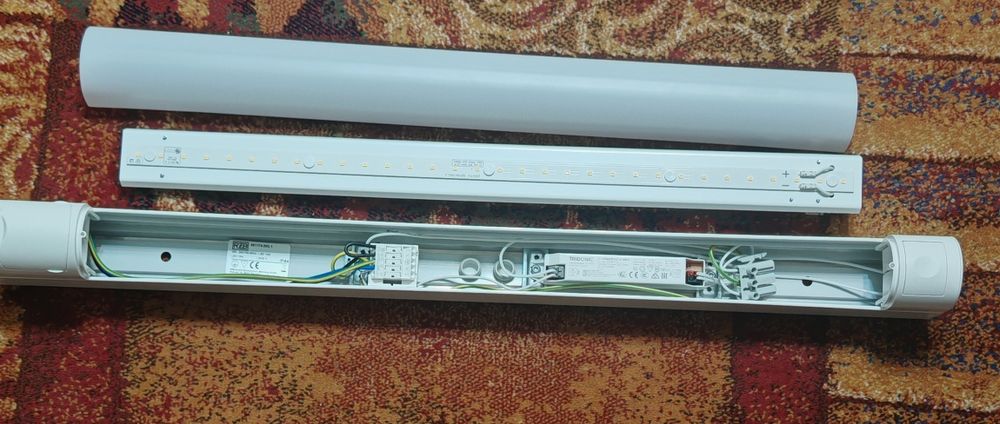 Aplica LED de baie cu priza incorporata 10W