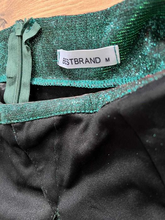 Блестящее зелёное вечернее платье