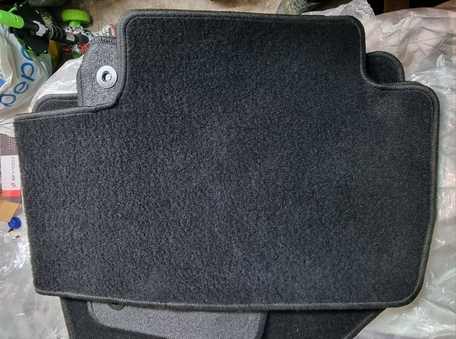 ОРИГИНАЛНИ текстилни стелки за Peugeot 5008